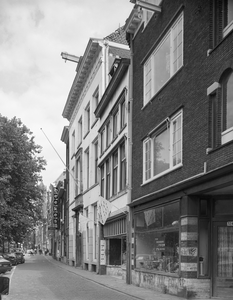 814143 Gezicht op de panden Oudegracht 324 (rechts) -lager te Utrecht.